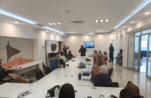 Capacitan Bomberos de Cabo San Lucas a personas extranjeras en prevención ante temporada ciclónica