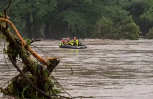 Buscan a más de 20 niñas en medio de las inundaciones de Texas