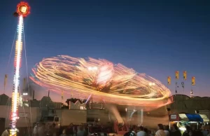 Momento exacto en que se desploma juego mecánico en Arabia Saudita; hay 23 heridos