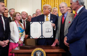 Trump firma ley contra fentanilo y lanza mensaje a cárteles