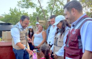 Alcalde Christian Agúndez entrega 100 tinacos y agua potable en pipas para familias de la colonia López Obrador