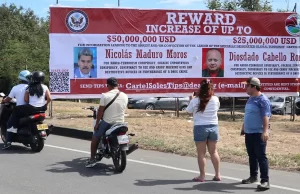 Una valla con la recompensa por Maduro y Cabello aparece en la frontera de Colombia con Venezuela