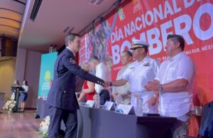 Bomberos de San José del Cabo celebran con ascensos, graduaciones y donación de camión cisterna