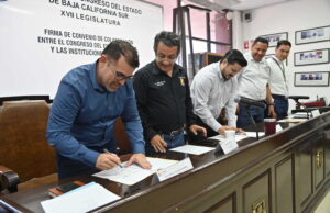 La XVII Legislatura firma convenios para beneficiar a trabajadores con estudios de postgrado y universitarios