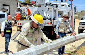 Inicia instalación de postes para ampliación de red eléctrica en colonia El Taste en Cabo San Lucas
