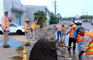 Brigadas de Servicios Públicos realizan limpieza y desazolve en vialidades de San José del Cabo