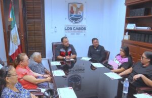 Entrega alcalde Christian Agúndez apoyos económicos a 15 familias de Los Cabos