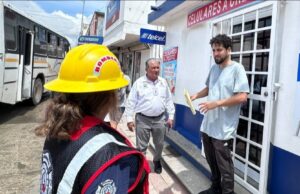 Cuerpos de emergencia atienden en tiempo y forma colapso de techo en comercio de Cabo San Lucas