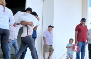 Gobierno municipal facilita herramientas a productores con la entrega de concentrado y difusión de programas de apoyo