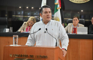 Reconoce diputado Fabrizio del Castillo la obra “Congreso y Constituyentes Sudcalifornianos” de Eligio Moisés Coronado