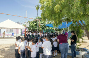 Entregan más de 170 mochilas a estudiantes de la Escuela Nueva Creación en Cabo San Lucas