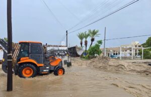 Atiende Ayuntamiento de Los Cabos afectaciones por acumulación de tierra y agua en vialidades