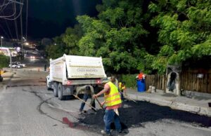 Programa “Caza Baches” atiende afectaciones en colonias El Rosarito y Mauricio Castro