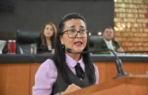 Entrega Congreso de BCS presea María Dionisia Villarino a Martha Candelaria Reyes Becerril