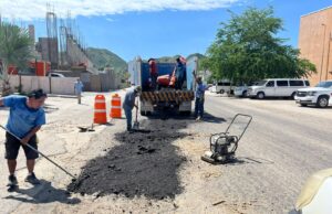 Avanza rehabilitación de vialidades en Cabo San Lucas con trabajos de bacheo
