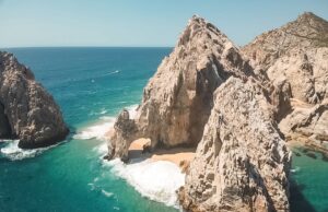 ZOFEMAT Los Cabos exhorta a no transitar en la formación de la franja de arena bajo el Arco de Cabo San Lucas