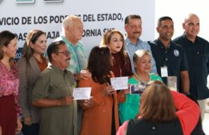 Entrega gobernador VMCC bono anual a jubilados y pensionados de los Poderes del Estado