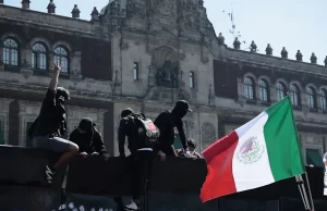 Catorce policías hospitalizados tras la marcha de la ‘Generación Z’ en Ciudad de México