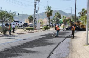 Gobierno Municipal realiza renivelación asfálticas en la calle lateral de La Sanluqueña