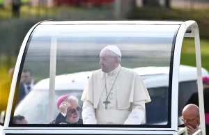 El papamóvil de Francisco llega a Belén como clínica pero Israel no permite que entre en Gaza