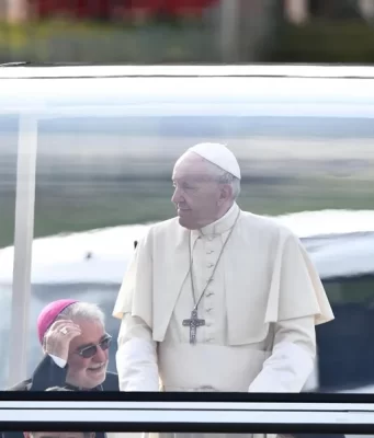 El papamóvil de Francisco llega a Belén como clínica pero Israel no permite que entre en Gaza