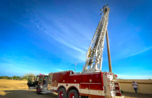 Apoyan Bomberos de San José del Cabo rehabilitación de luminarias en centros deportivos de la zona norte