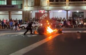 Manifestantes incendian Palacio Municipal de Apatzingán tras asesinato de alcalde