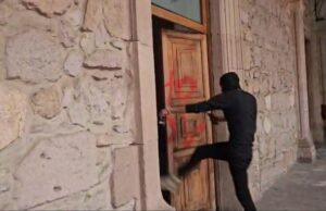 Marcha por asesinato de Carlos Manzo termina en caos: se registran incendios y daños en Palacio de Gobierno de Morelia