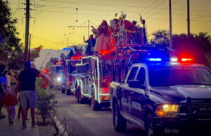 Celebran Bomberos de San José del Cabo Desfile Navideño en San José del Cabo y La Ribera