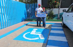 Recuperan y pintan espacios azules en Los Cabos para promover movilidad incluyente