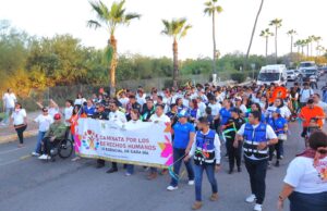 Participan más de 200 personas en marcha por el Día de los Derechos Humanos en Los Cabos