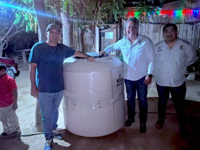 REGIDOR ALÍ FLORES ENTREGA TINACOS FAMILIAS 2