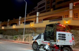 Con barredoras mecánicas, Servicios Públicos intensifica limpieza en vialidades de Los Cabos