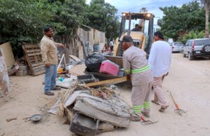 Servicios Públicos realiza recolección de ramas, cacharros y desechos en la colonia Santa Rosa