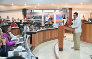 Otorga Congreso de BCS medalla al Mérito Artístico y Cultural a Enoc Leaño