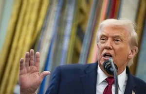 Trump quiere destruir lanchas hasta que Maduro se rinda, dice su jefa de gabinete