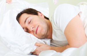 Dormir a la misma hora todos los días podría mejorar tu presión arterial, según expertos