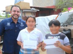 Entrega Alcalde Christian Agúndez apoyo a pescador de La Playa