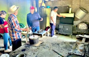 Supervisan apoyos de vivienda y estufas ecológicas en zona rural de Los Cabos