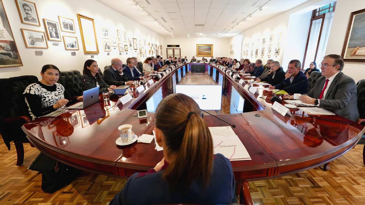 Claudia Sheinbaum sostiene reunión con economistas; hablan sobre “crecimiento”