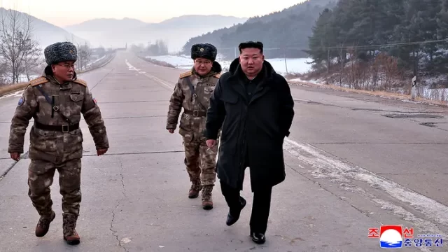 kim-jong-un-watches-missiles-test-2