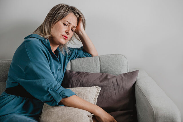 mujer-triste-con-distimia