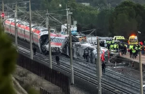 Sube a 39 el número de muertos tras descarrilamiento de dos trenes en España