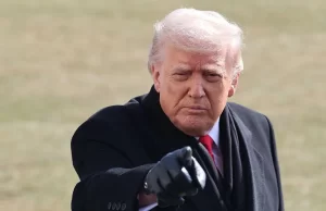 Trump asegura que la flota enviada a Irán está lista para actuar como en Venezuela