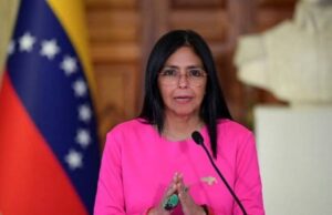 Venezolanos en México rechazan a Delcy Rodríguez como presidenta