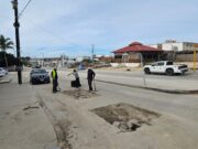 Realizan trabajos de bacheo y mejoramiento vial en colonia Hojazen en Cabo San Lucas