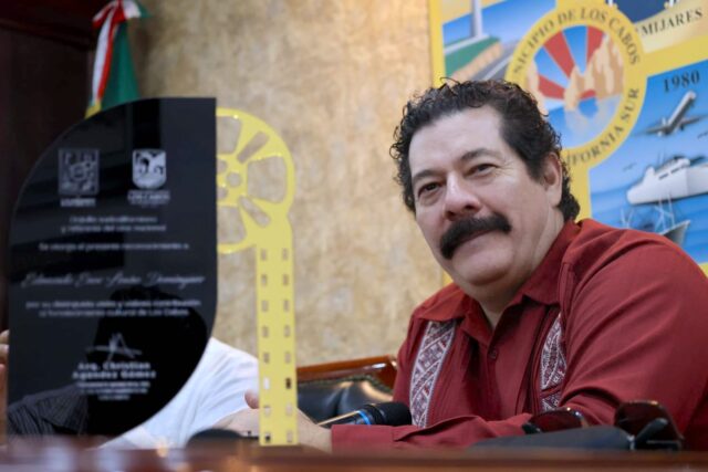 ENTREGA RECONOCIMIENTO ACTOR ENOC LEAÑO 2