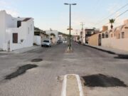 Realiza Obras Públicas trabajos de bacheo en la colonia Miramar de Cabo San Lucas