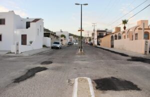 Realiza Obras Públicas trabajos de bacheo en la colonia Miramar de Cabo San Lucas