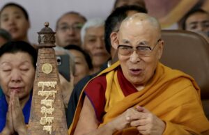 Dalai Lama niega conocer o haberse reunido con Jeffrey Epstein, como aseguran en redes tras liberación de archivos